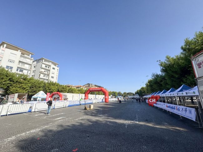 allestimento-villaggio-per-mezza-maratona-piazza-xx-settembre-civitanova-FDM-1-650x488