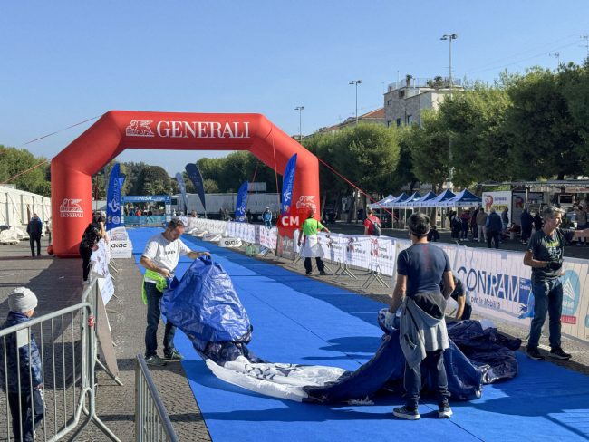 allestimento-villaggio-per-mezza-maratona-piazza-xx-settembre-civitanova-FDM-2-650x488