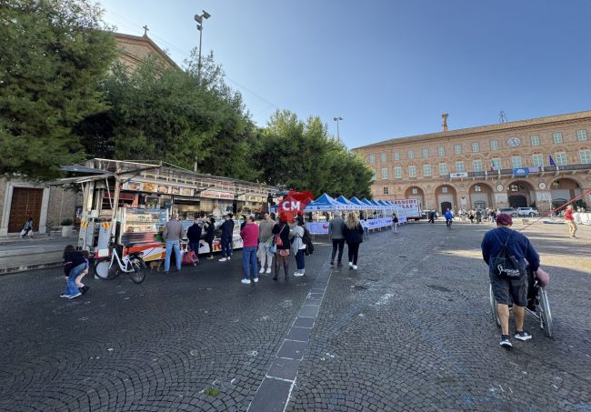 allestimento-villaggio-per-mezza-maratona-piazza-xx-settembre-civitanova-FDM-7-650x453