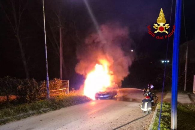 auto-a-fuoco-camerino
