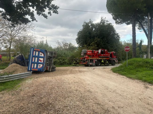 camion-ribaltato-2-650x488