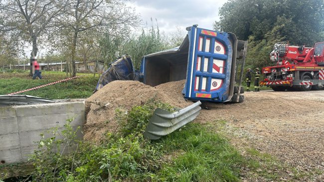 camion-ribaltato-6-650x366