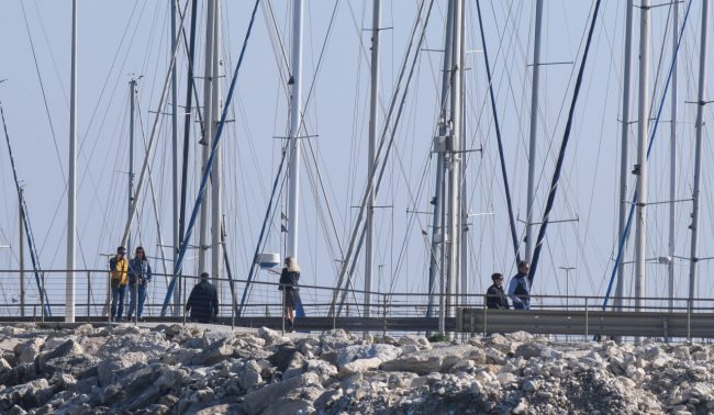 giornata-di-sole-gente-in-spiaggia-al-mare-novembre-2024-lungomare-centro-nord-civitanova-FDM-14-650x378