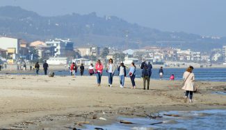 giornata-di-sole-gente-in-spiaggia-al-mare-novembre-2024-lungomare-centro-nord-civitanova-FDM-15-325x188