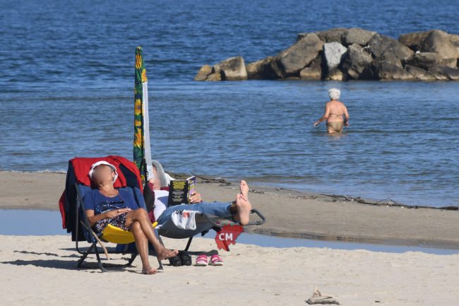 giornata-di-sole-gente-in-spiaggia-al-mare-novembre-2024-lungomare-centro-nord-civitanova-FDM-7-650x433