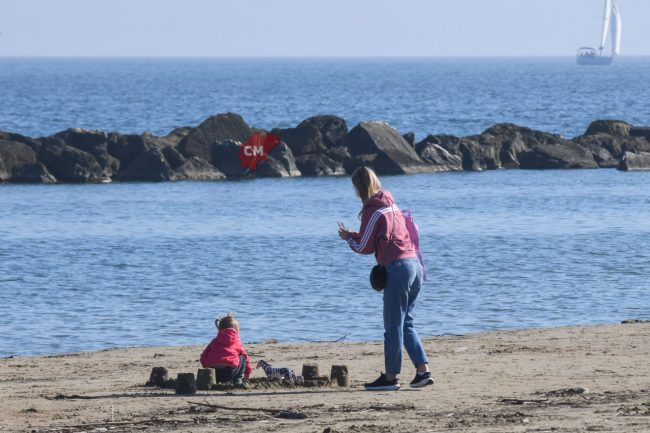 giornata-di-sole-gente-in-spiaggia-al-mare-novembre-2024-lungomare-centro-nord-civitanova-FDM-8-650x433