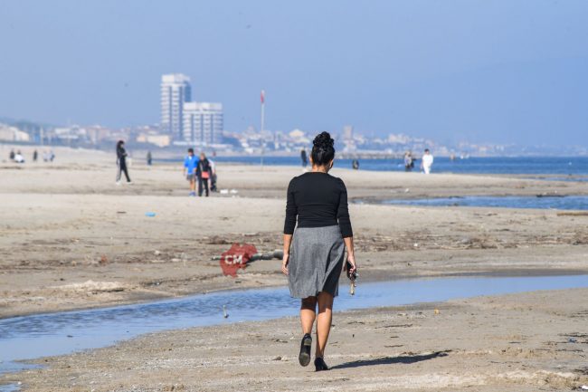 giornata-di-sole-gente-in-spiaggia-al-mare-novembre-2024-lungomare-centro-nord-civitanova-FDM-9-650x433