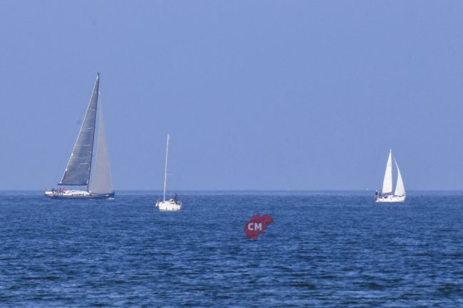 giornata-di-sole-gente-in-spiaggia-al-mare-novembre-2024-lungomare-sud-civitanova-FDM-1-650x433