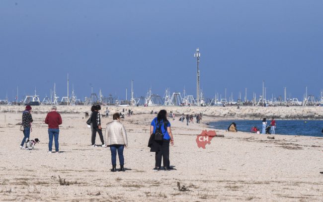giornata-di-sole-gente-in-spiaggia-al-mare-novembre-2024-lungomare-sud-civitanova-FDM-2-650x406