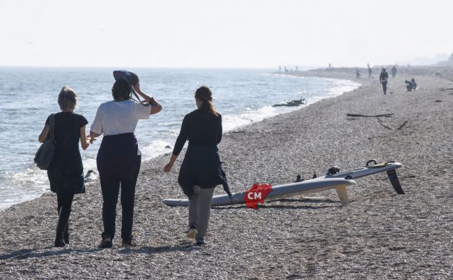 giornata-di-sole-gente-in-spiaggia-al-mare-novembre-2024-lungomare-sud-civitanova-FDM-3-650x401