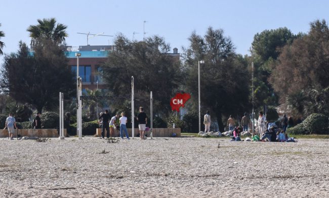 giornata-di-sole-gente-in-spiaggia-al-mare-novembre-2024-lungomare-sud-civitanova-FDM-4-650x392