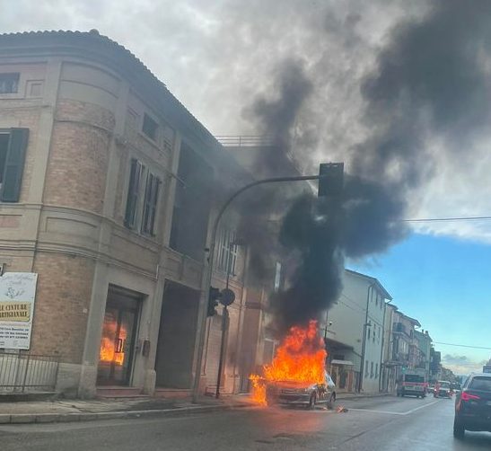 incendio-auto-potenza-picena-1-e1732296948962