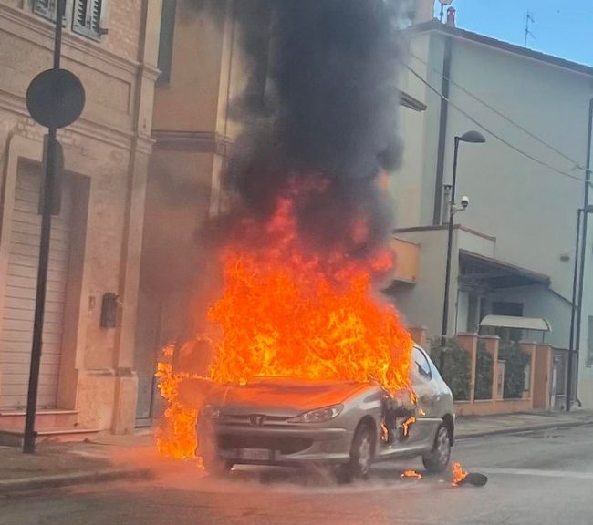 incendio-auto-potenza-picena-2-e1732296913602-650x576