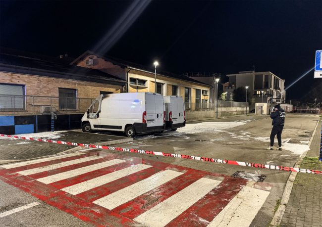 incendio-furgoni-via-san-luca-vdf-polizia-scientifica-civitanova-3-650x459