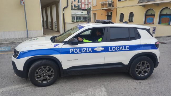 polizia-locale-porto-recanati-auto-elettrica