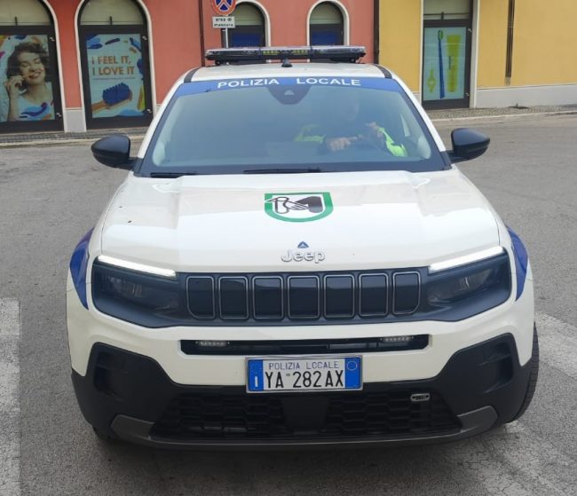 polizia-locale-porto-recanati-auto-elettrica