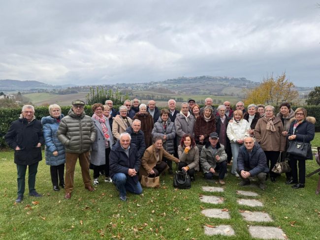 1-Quelli-del-50-a-Villa-Fornari.-Sullo-sfondo-la-citta-di-Camerino-650x488