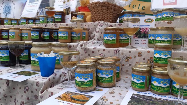 Mercatino-del-miele-Apimarche-Mielemente-2024-650x366