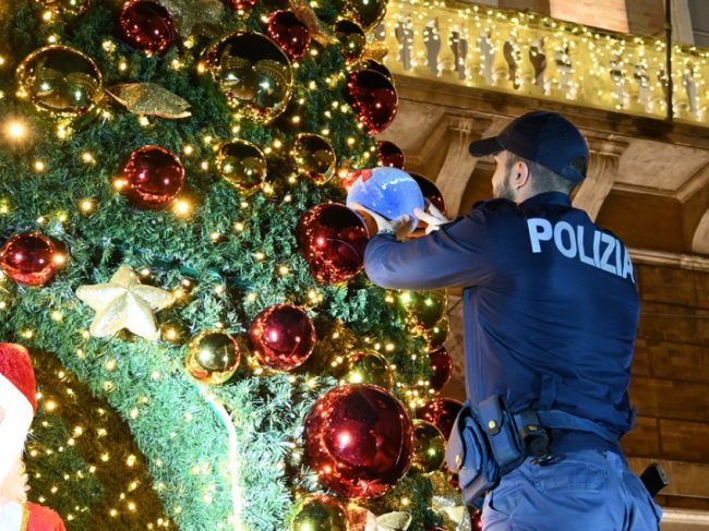 albero-natale-macerata-addobbi-polizia-1-e1733913487399-650x487