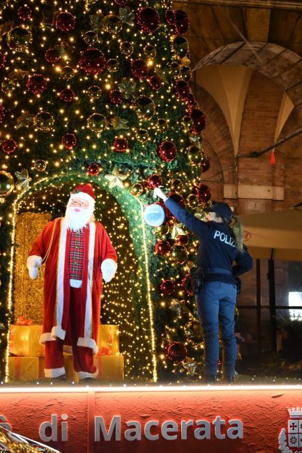 albero-natale-macerata-addobbi-polizia-3-433x650