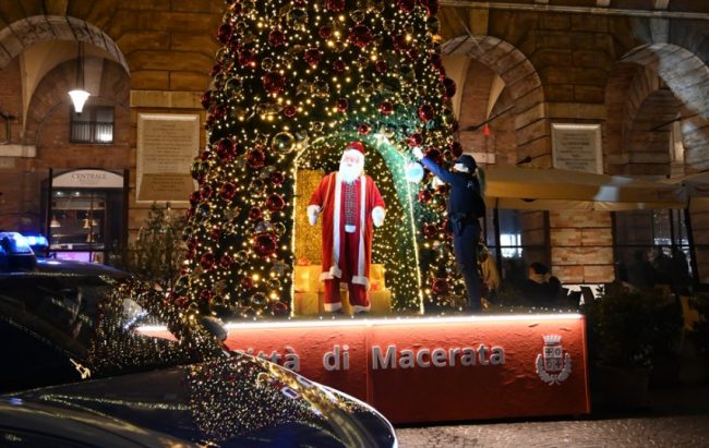 albero-natale-macerata-addobbi-polizia-4-e1733913502813-650x411
