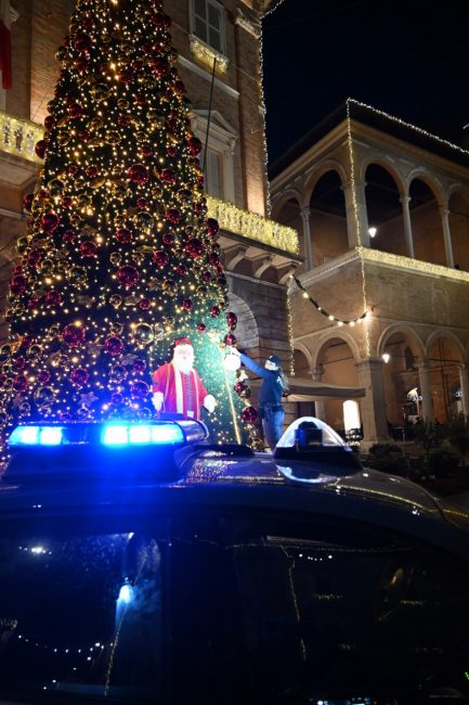 albero-natale-macerata-addobbi-polizia-5-433x650