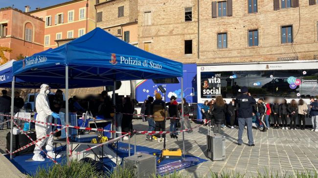 polizia-vita-da-social2_censored-650x365