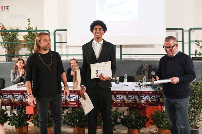 premio-parola-di-marca-santori-auditorium-bonifazi-corridoni-julian-corradini-premia-johnu-rojas-civitanova-FDM-8-650x433
