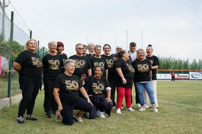 Franco-Cippitelli-con-veterane-di-Macerata-Softball-in-occasione-dei-50-anni-della-societa-650x433