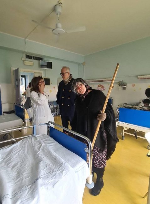 befana-civitanova-ospedale-4-478x650