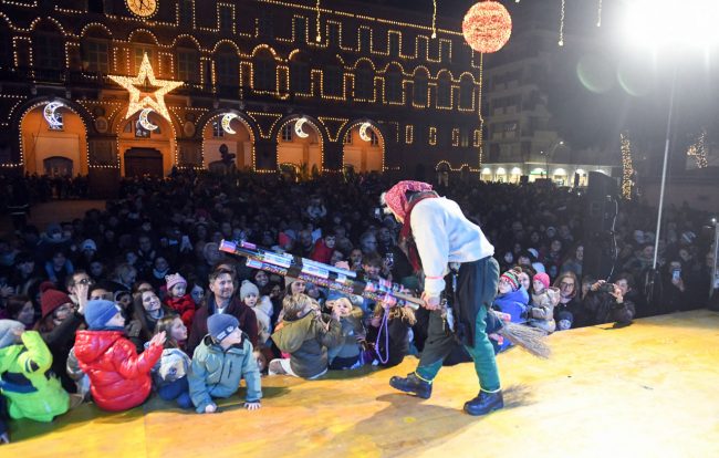 discesa-befana-dal-palazzo-comunale-vdf-piazza-xx-settembre-civitanova-FDM-11-650x414