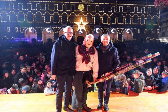 discesa-befana-dal-palazzo-comunale-vdf-piazza-xx-settembre-civitanova-FDM-12-650x434