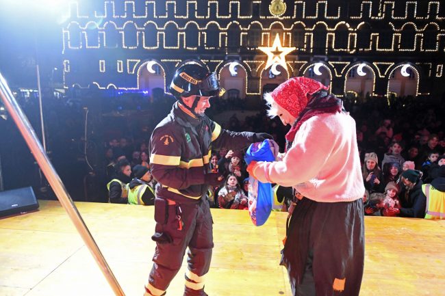 discesa-befana-dal-palazzo-comunale-vdf-piazza-xx-settembre-civitanova-FDM-13-650x433