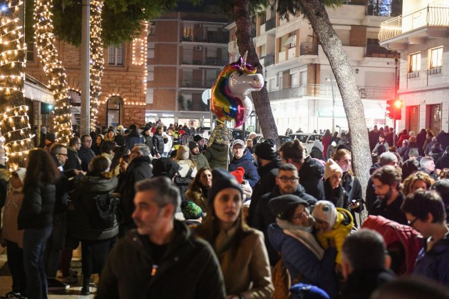 discesa-befana-dal-palazzo-comunale-vdf-piazza-xx-settembre-civitanova-FDM-14-650x433