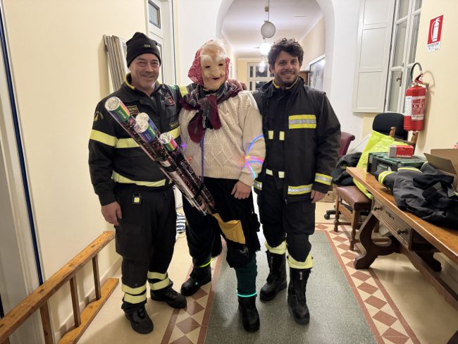 discesa-befana-dal-palazzo-comunale-vdf-piazza-xx-settembre-civitanova-FDM-15-650x488