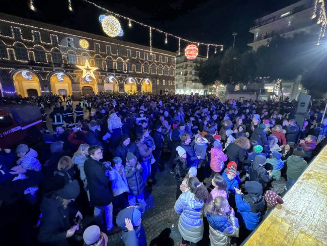 discesa-befana-dal-palazzo-comunale-vdf-piazza-xx-settembre-civitanova-FDM-16-650x488
