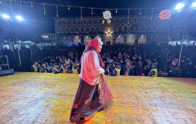 discesa-befana-dal-palazzo-comunale-vdf-piazza-xx-settembre-civitanova-FDM-17-650x410
