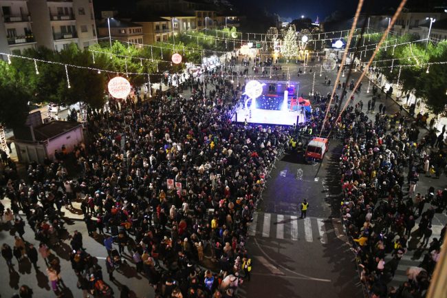 discesa-befana-dal-palazzo-comunale-vdf-piazza-xx-settembre-civitanova-FDM-2-650x433