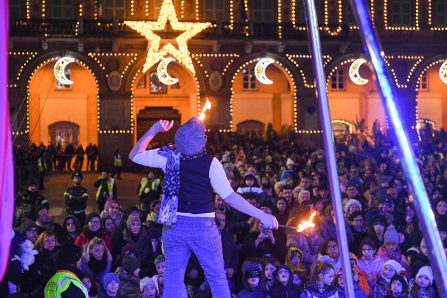 discesa-befana-dal-palazzo-comunale-vdf-piazza-xx-settembre-civitanova-FDM-3-650x434