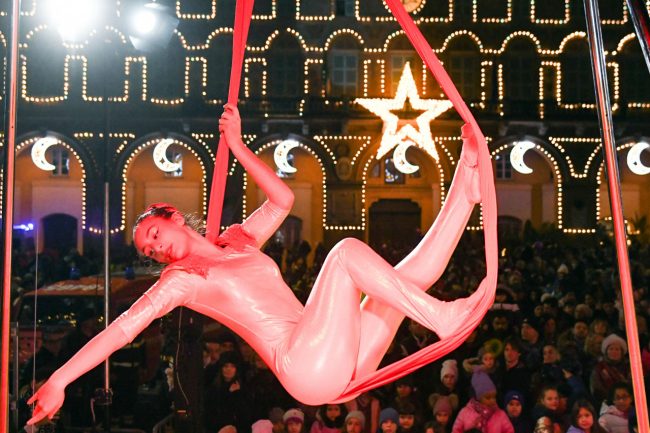 discesa-befana-dal-palazzo-comunale-vdf-piazza-xx-settembre-civitanova-FDM-5-650x433