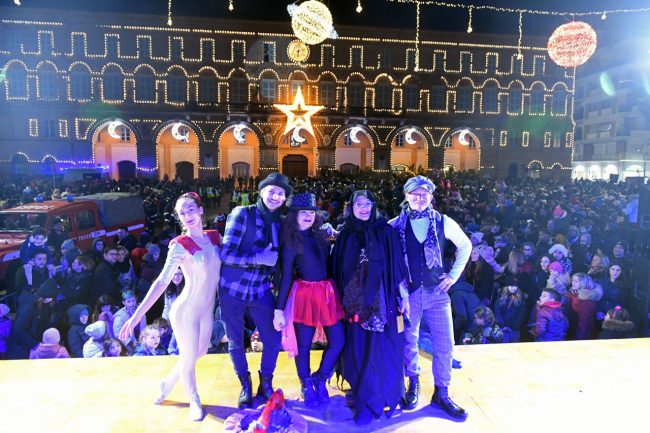 discesa-befana-dal-palazzo-comunale-vdf-piazza-xx-settembre-civitanova-FDM-6-650x433