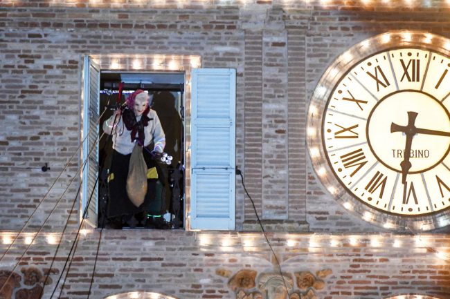 discesa-befana-dal-palazzo-comunale-vdf-piazza-xx-settembre-civitanova-FDM-7-650x433