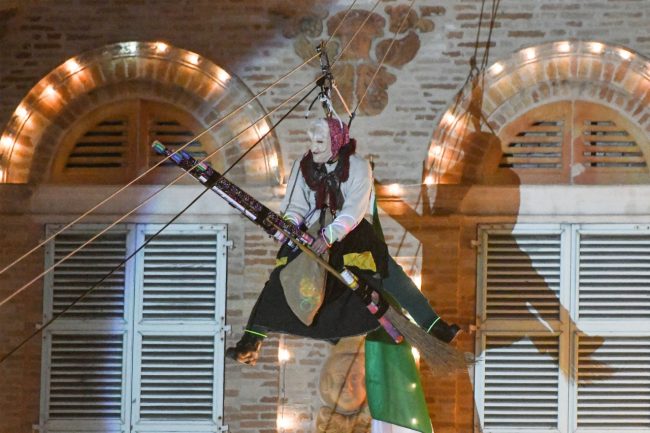 discesa-befana-dal-palazzo-comunale-vdf-piazza-xx-settembre-civitanova-FDM-8-650x433