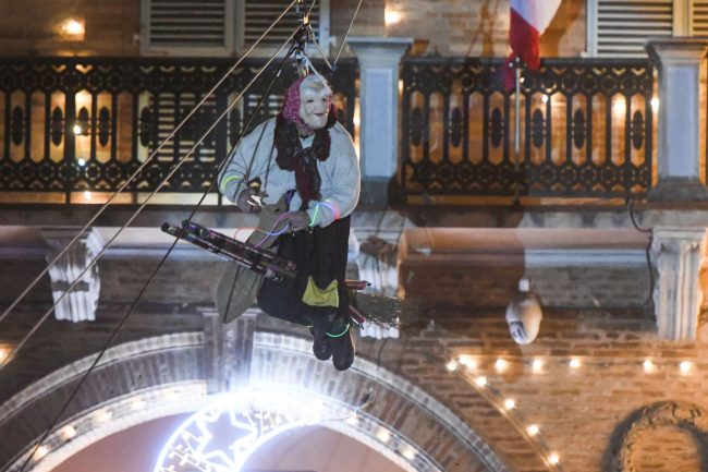 discesa-befana-dal-palazzo-comunale-vdf-piazza-xx-settembre-civitanova-FDM-9-650x433