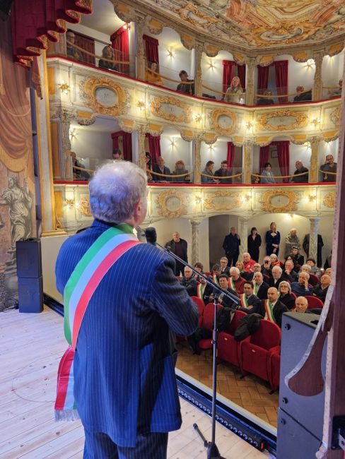 29-Marzo-2025-Teatro-Comunale-Penna-San-Giovanni-Sindaco-1-488x650