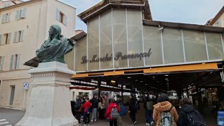 Alunni-del-Convitto-in-visita-al-Marche-provencal-di-Antibes
