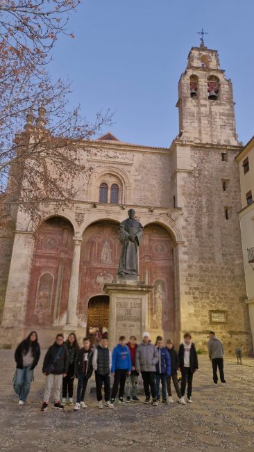 Alunni-e-alunne-del-Convitto-al-barrio-del-Realejo-di-Granada-in-Plaza-Santo-Domingo-1-366x650