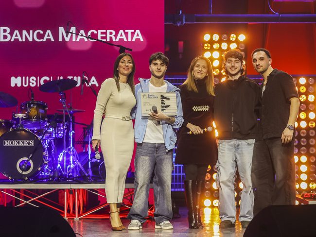 Consegna-del-Premio-Banca-Macerata-Falcetta-domenico_mba-ass-Cassetta-1-650x488
