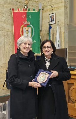Consegna-dello-stemma-comunale-a-Sara-Simeoni