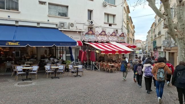 Esplorando-i-bistrot-della-Costa-Azzurra-tra-i-profumi-di-brezza-marina-e-caffe